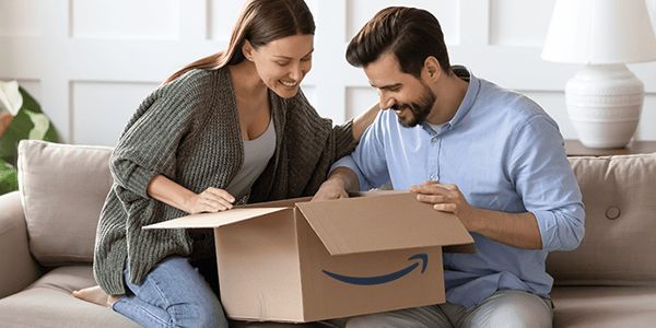 Pärchen mit Amazon Paket