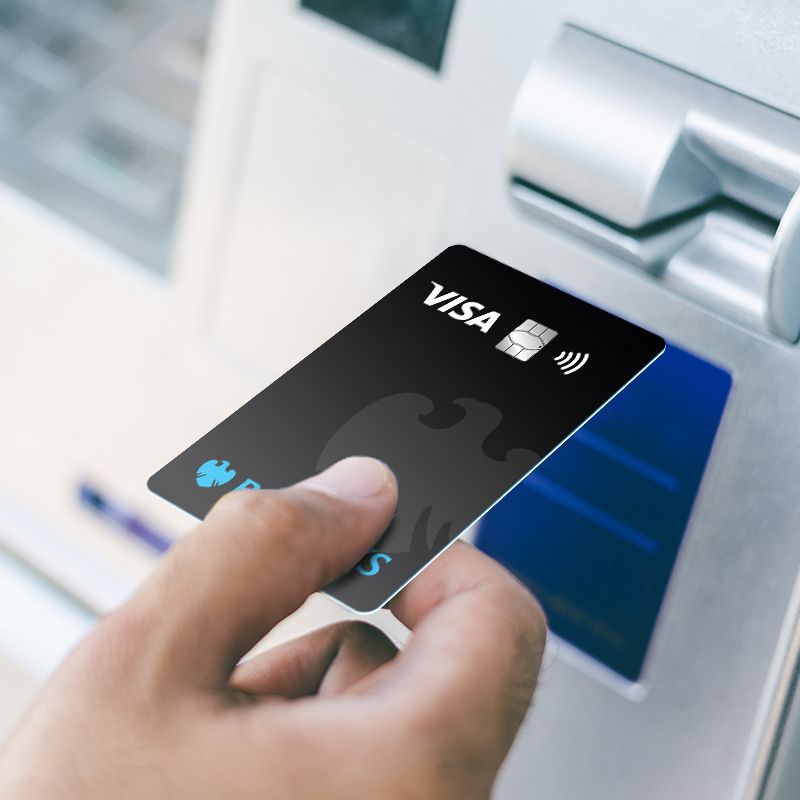 Barclays Visa wird in den Geldautomaten eingeschoben.